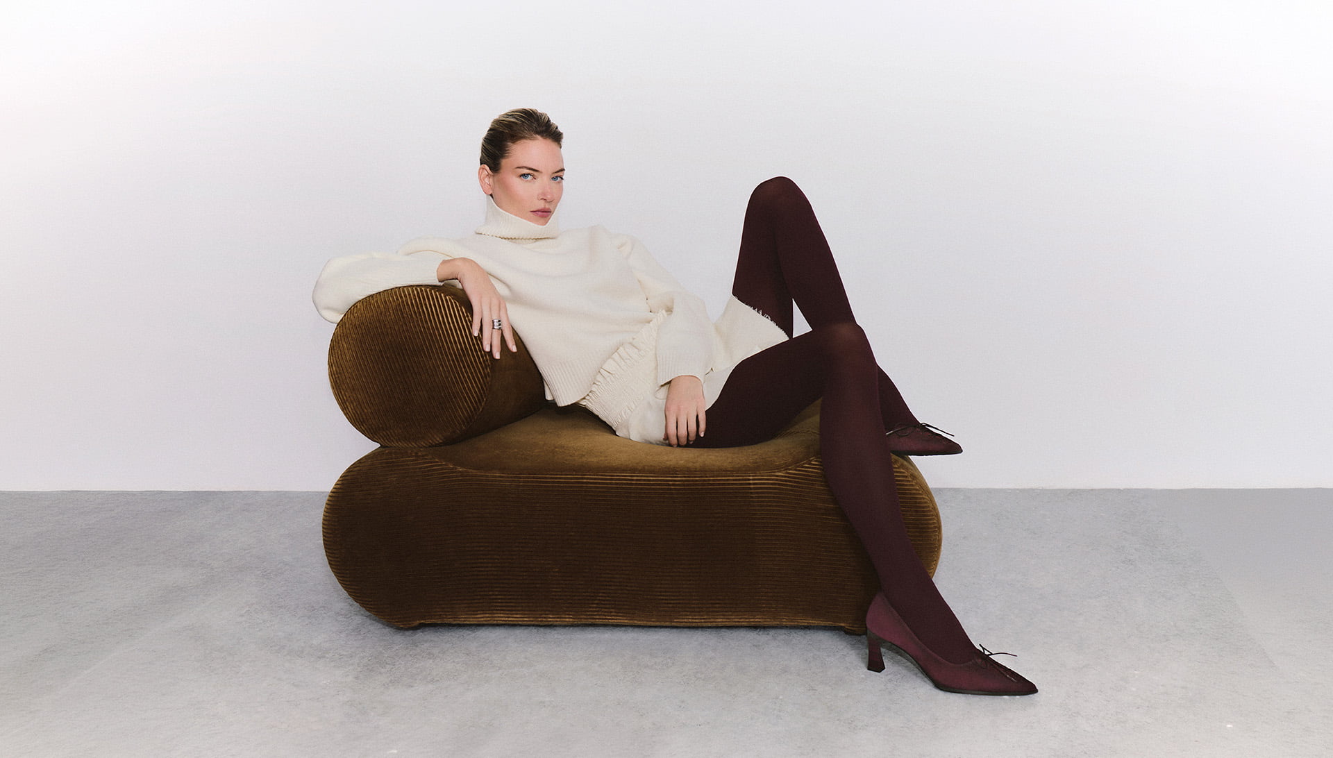 Campaña Hispanitas otoño–invierno 2026/27: zapatos burdeos combinados con prendas de punto marfil