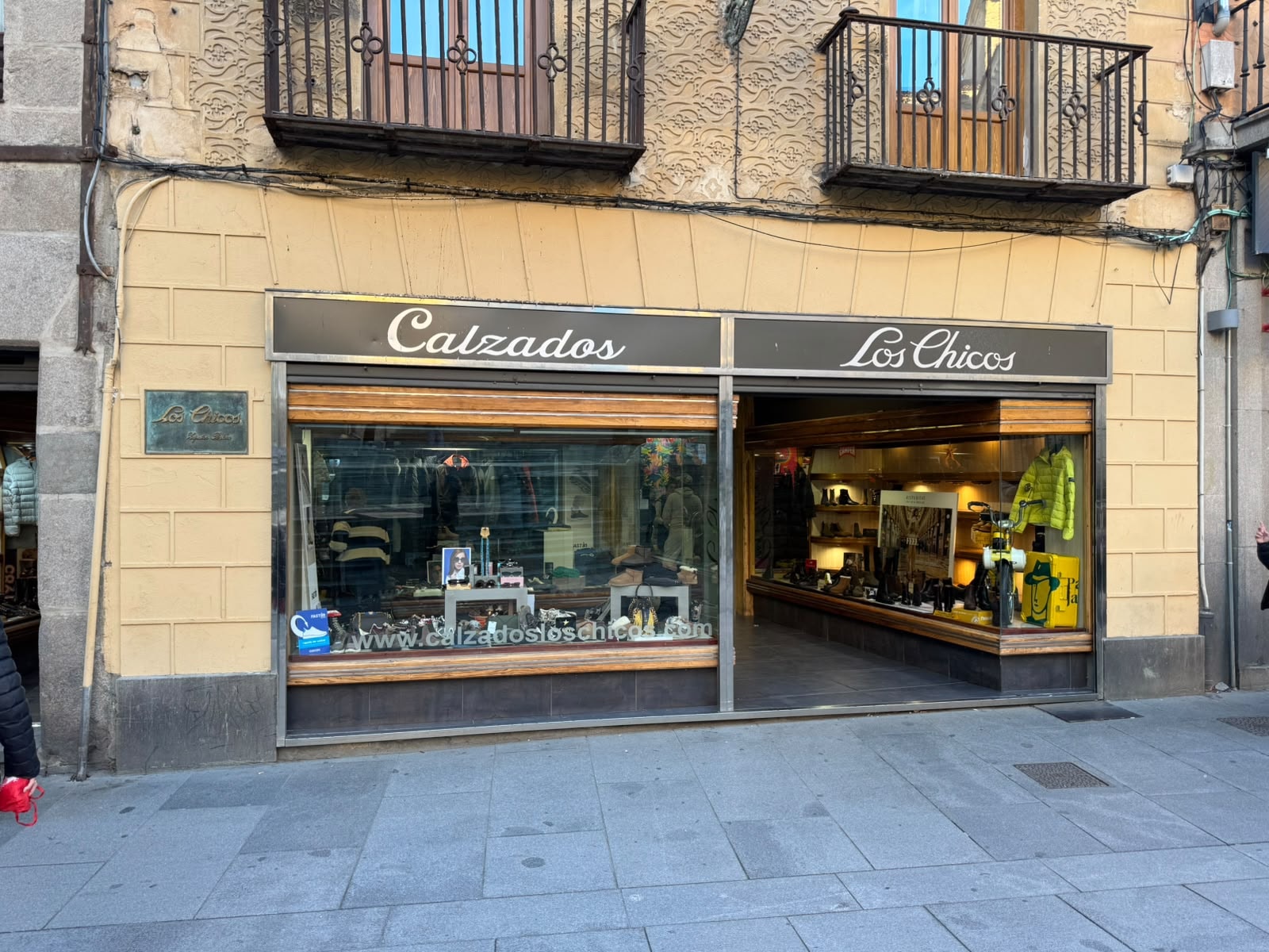 Fachada actual de Calzados Los Chicos en Juan Bravo, 32, Segovia, con el escaparate y la entrada a la tienda